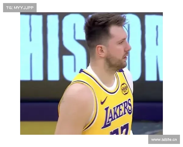 NBA|东契奇湖人首秀好有排面 詹姆斯赛前都穿77号 NBA|东契奇湖人首秀好有排面 詹姆斯赛前都穿77号